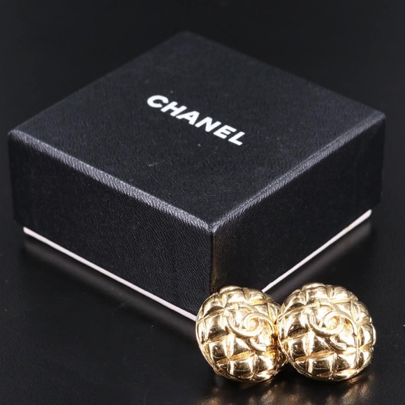 Vintage Authentic Chanel Quilted Logo Double CC Clip-on earrings - Picture 4 of 8